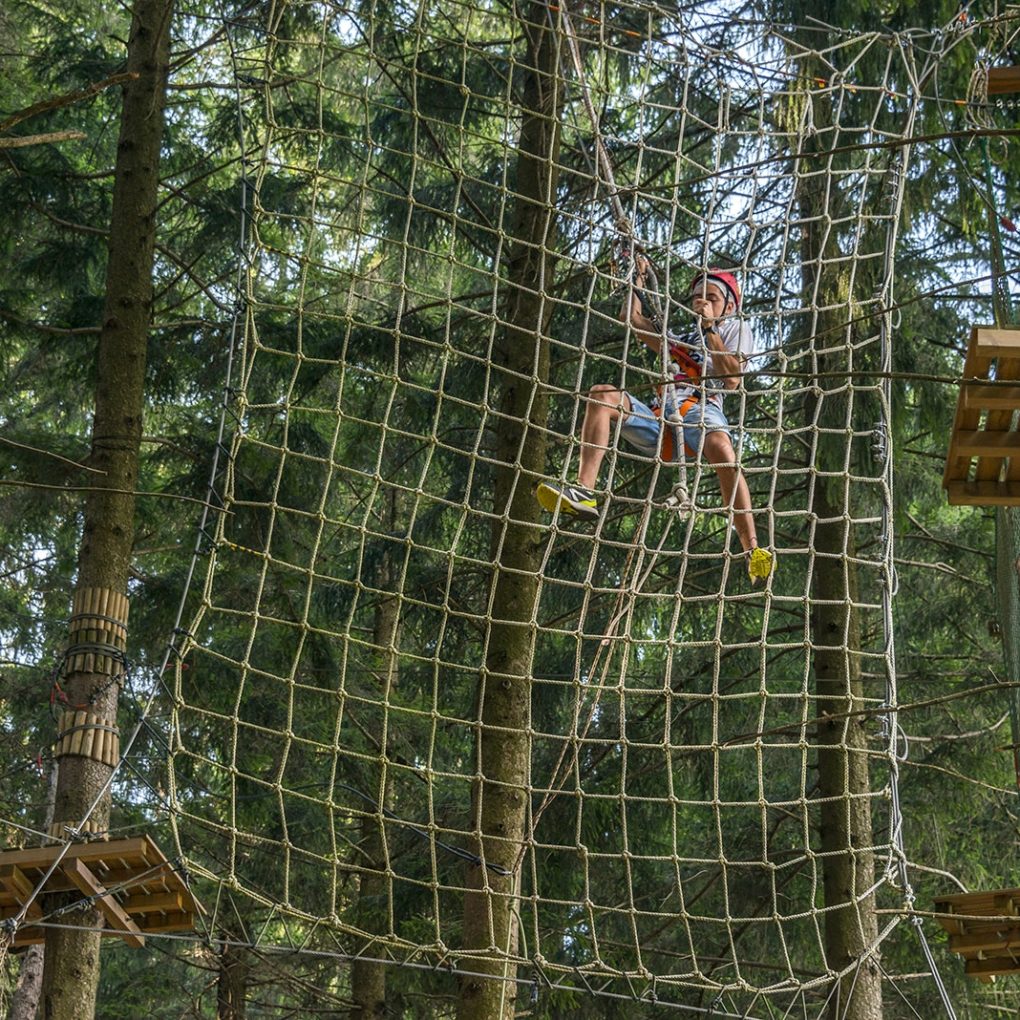 Parete in rete del percorso per adulti al parco avventura in Lombardia