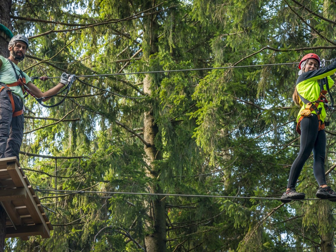 Ragazzi su ponte tibetano al parco avventura vicino Como