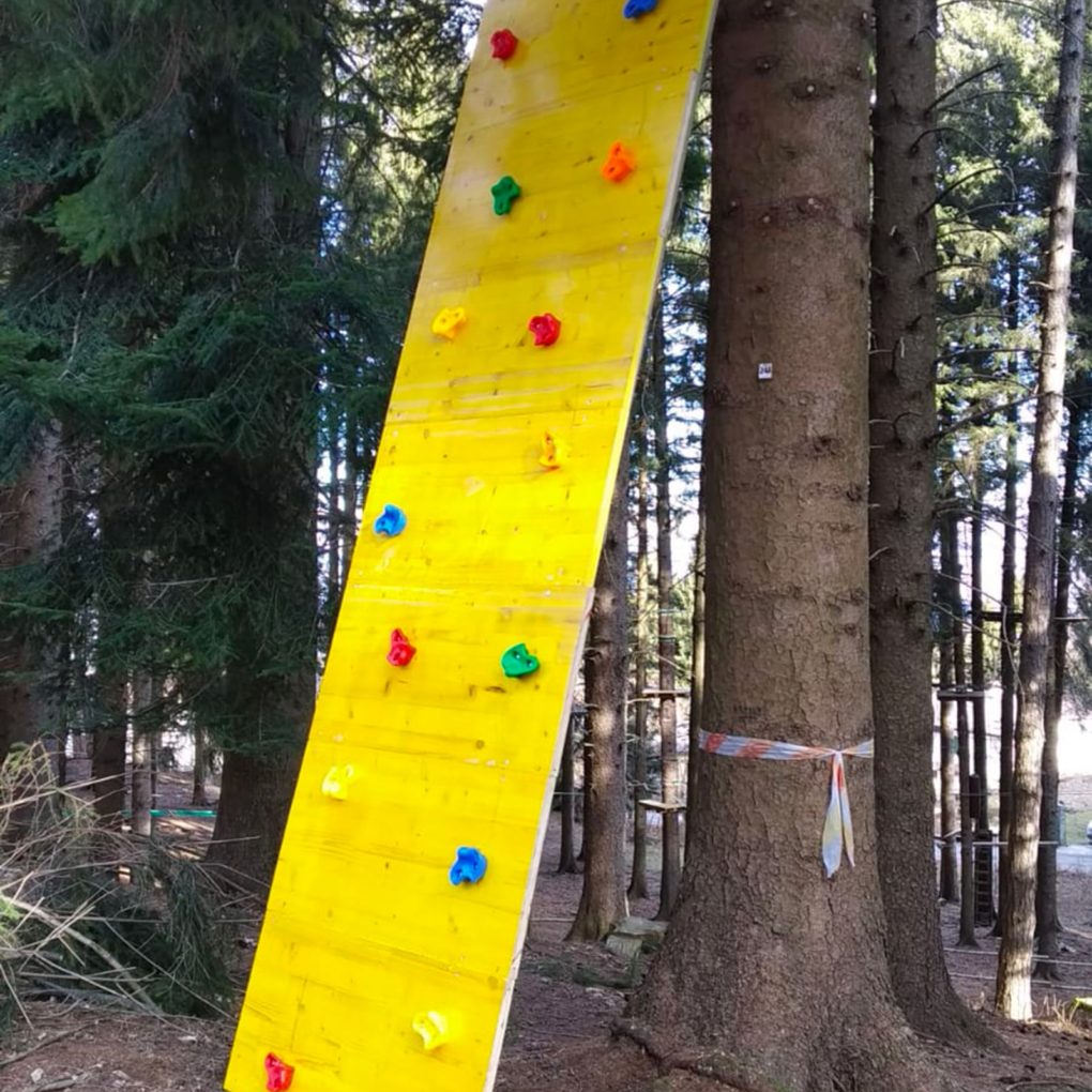 Un alto muro verticale da scalare nel parco divertimenti JRP