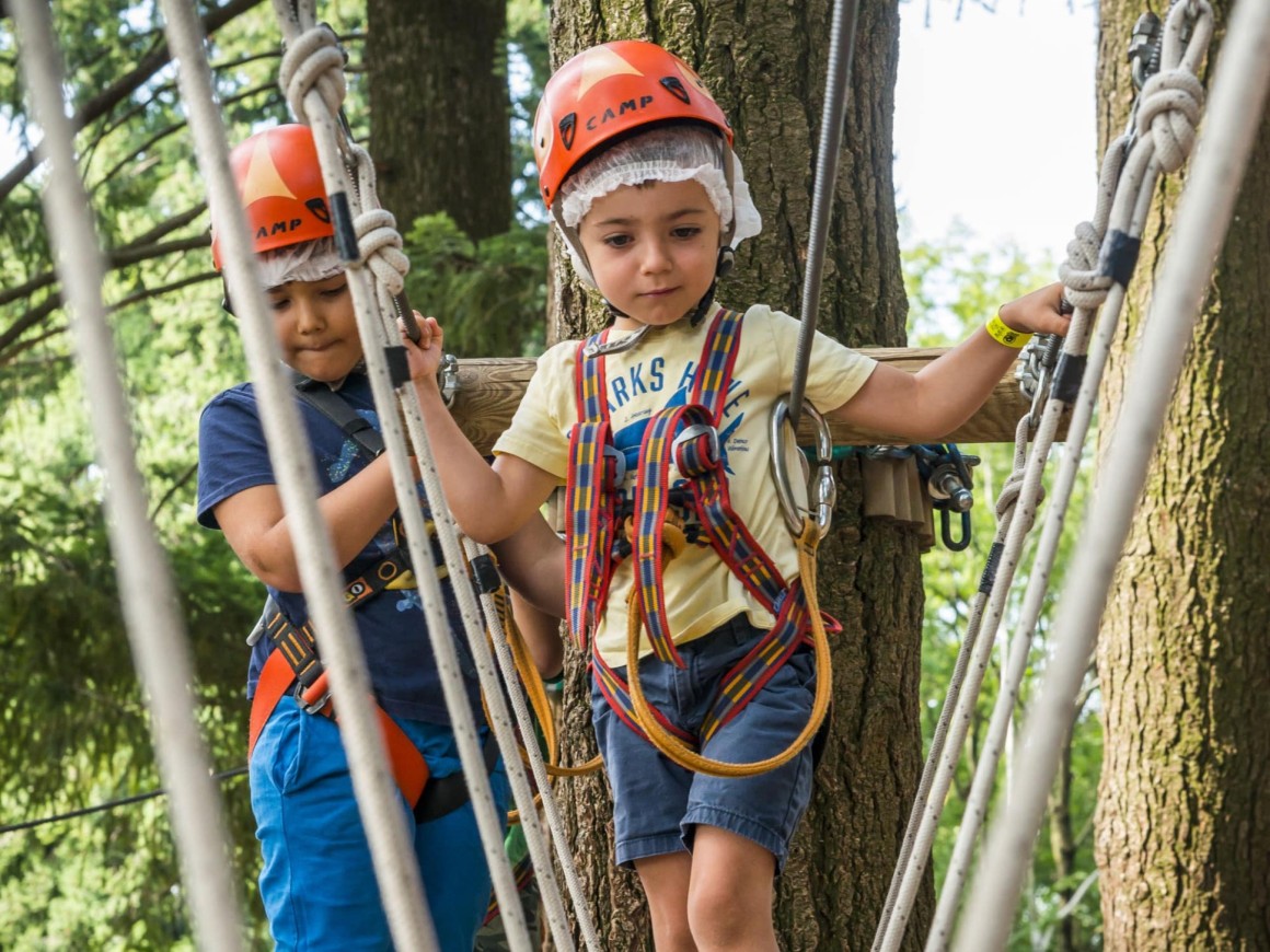 Percorso con tronchi verticali per bambini al parco divertimenti
