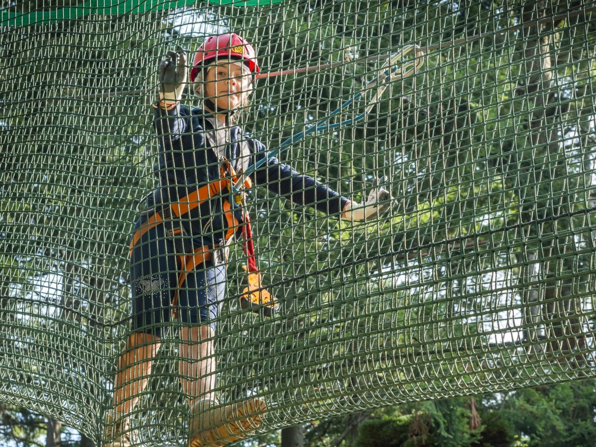 Percorso tubo di rete per bambini al parco avventura presso l'Alpe del Vicerè
