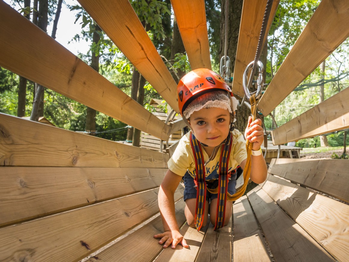 Percorso tunnel assi di legno per bambini piccoli al Jungle Raider Park di Albavilla