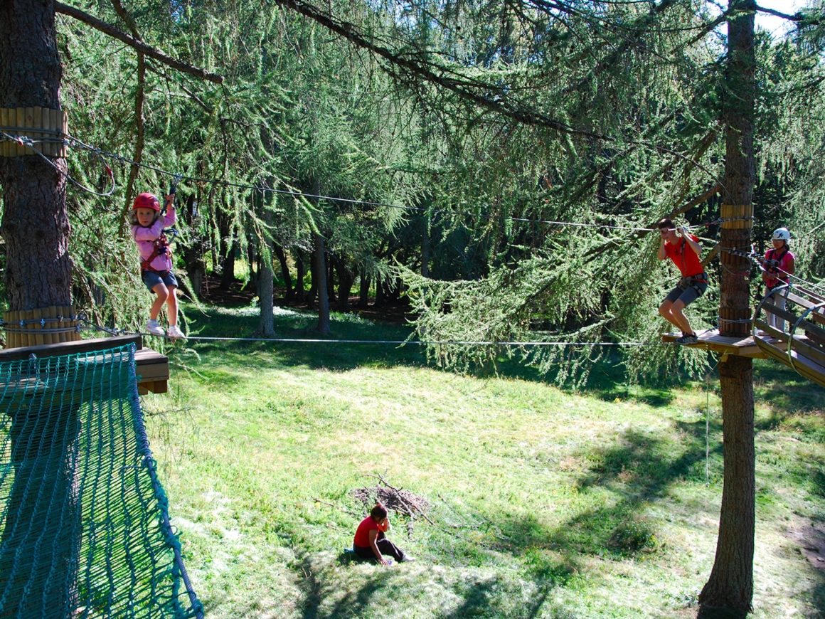 Passaggio con ponte a due corde nel percorso per famiglie del parco avventura a Margno Lancio con la teleferica del percorso per bambini