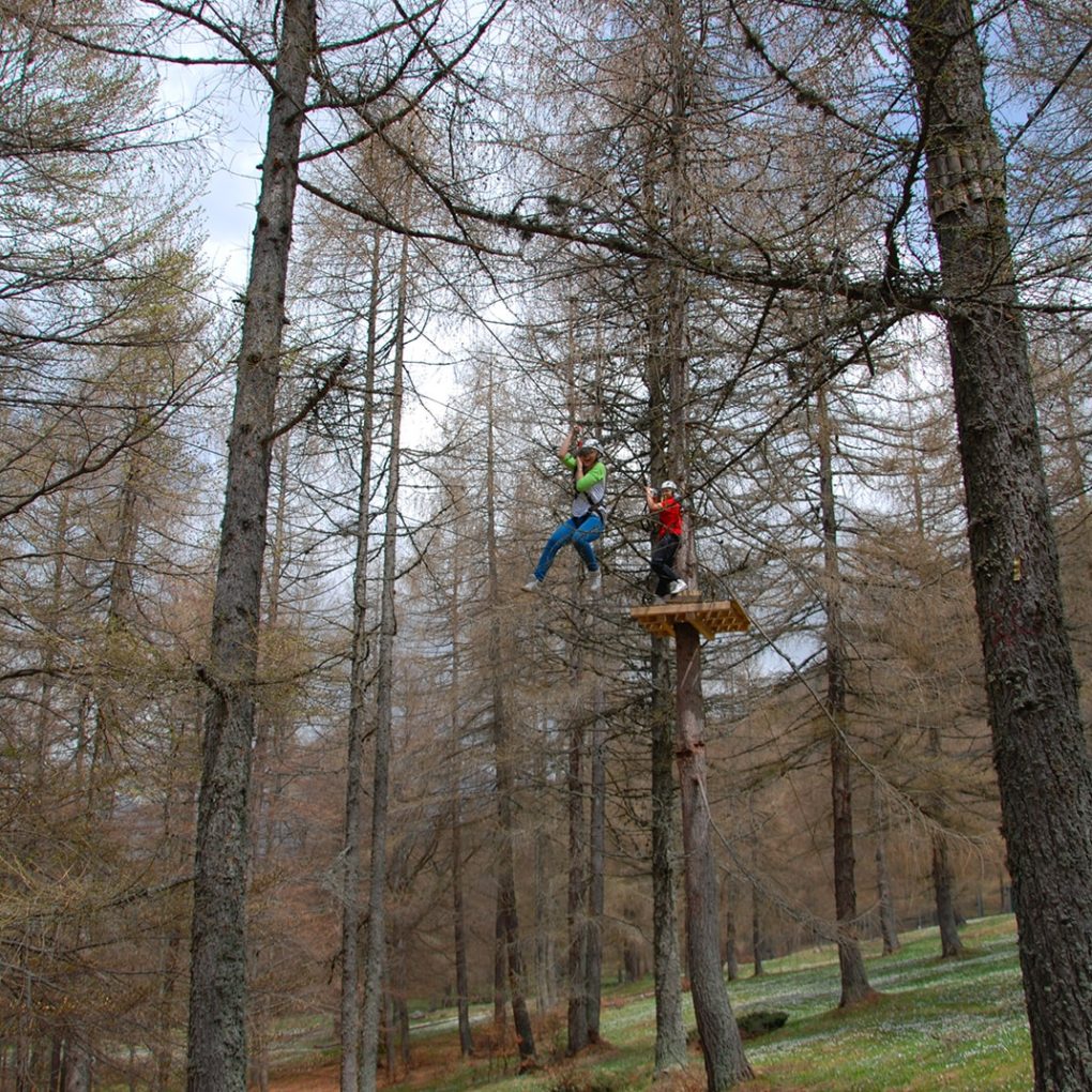 Teleferica tra gli alberi del parco divertimenti per adulti in Lombardia