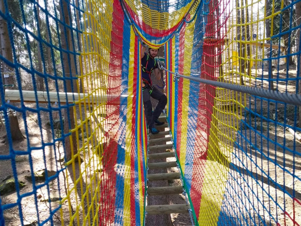 Tunnel di rete del percorso per bambini e ragazzi al parco avventura