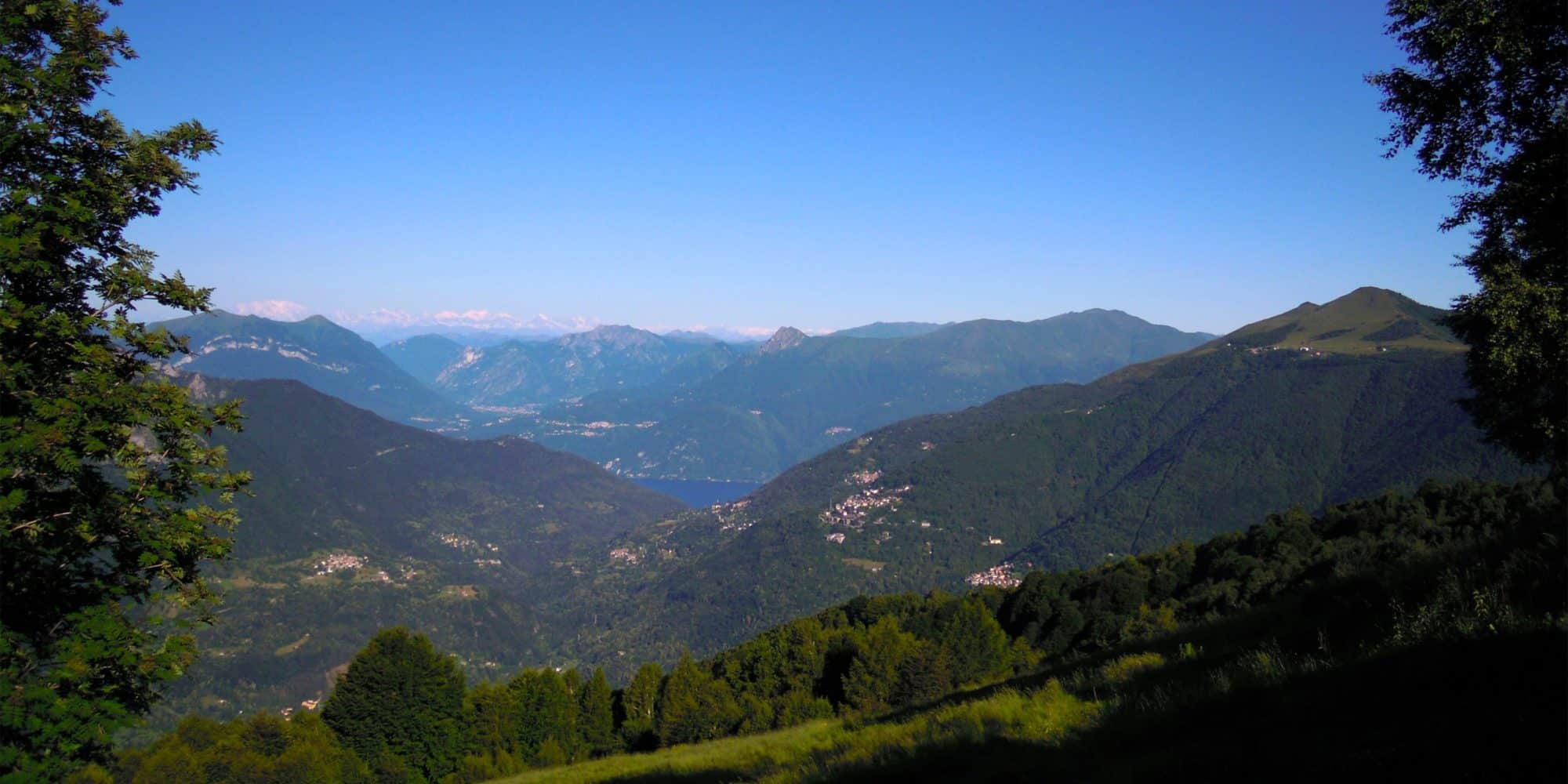 Panorama del lago e dei monti nei dintorni del Jungle Raider Park di Margno