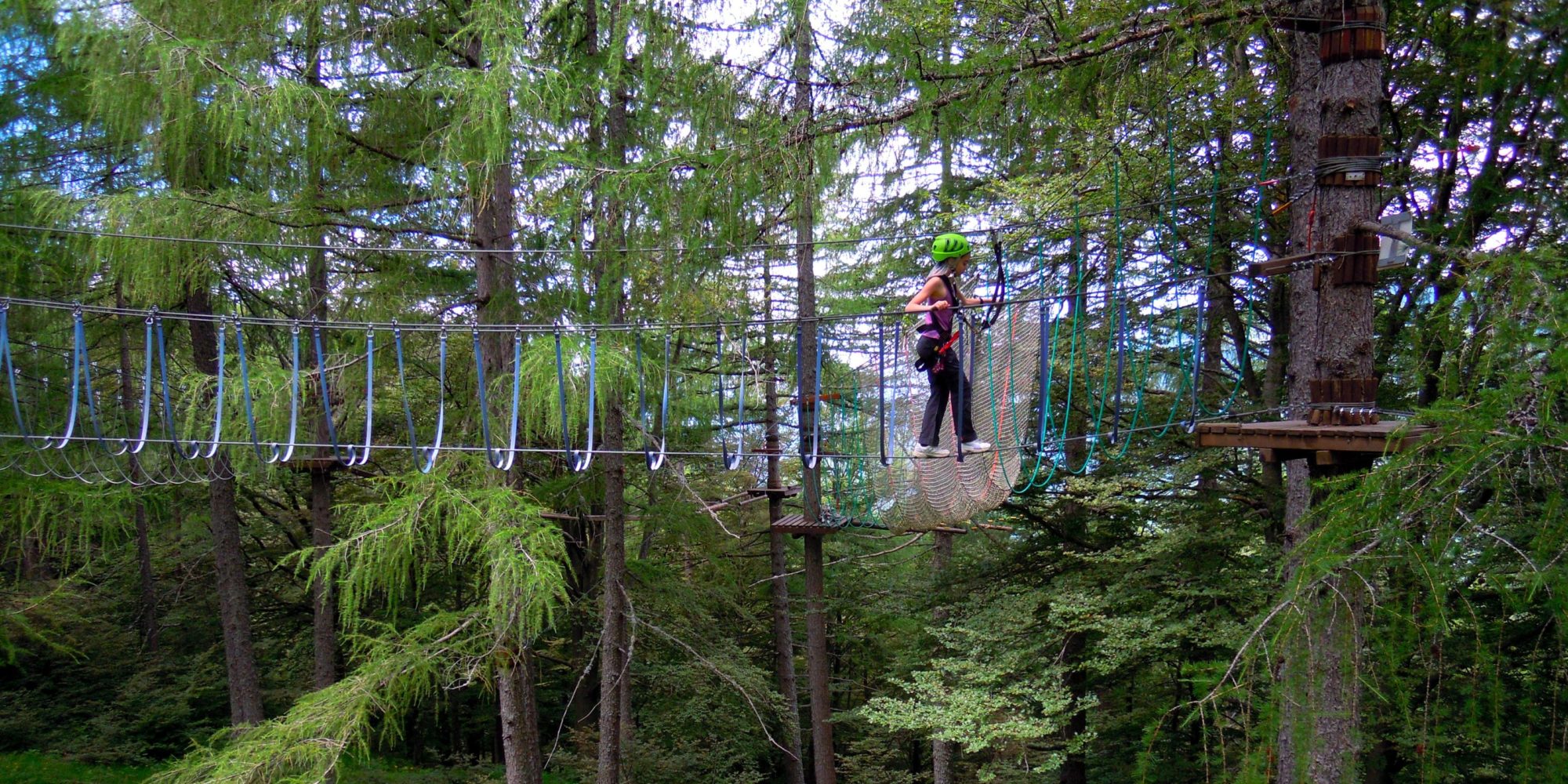 Percorsi tra gli alberi al parco avventura di Margno