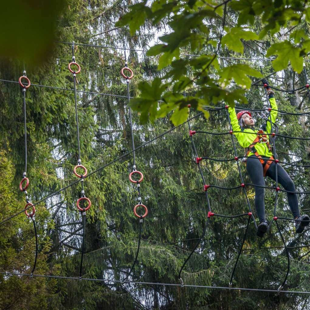 Avventurosi percorsi tra gli alberi al parco avventura di Civenna