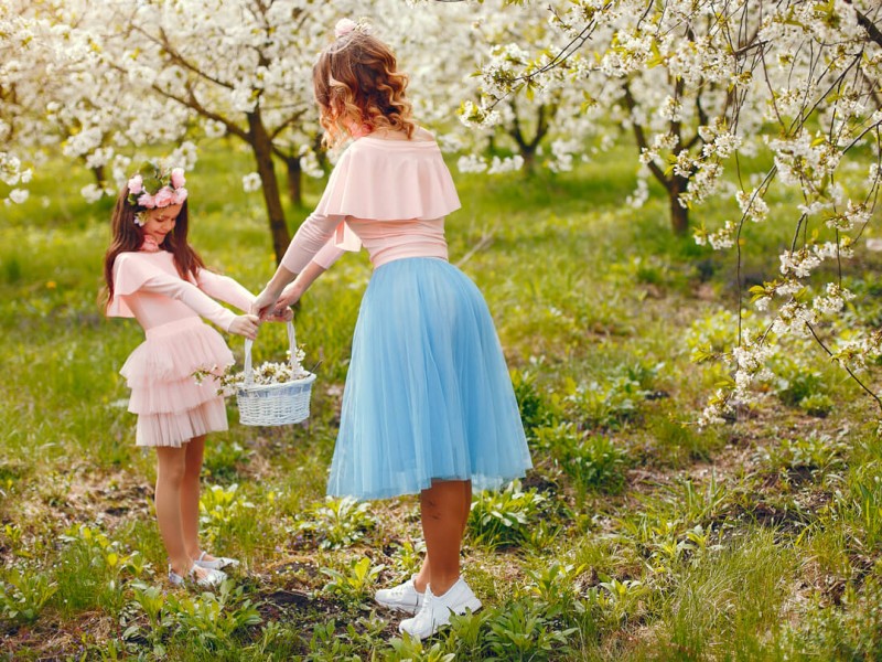 Bambine giocano con le fate nel bosco fiorito