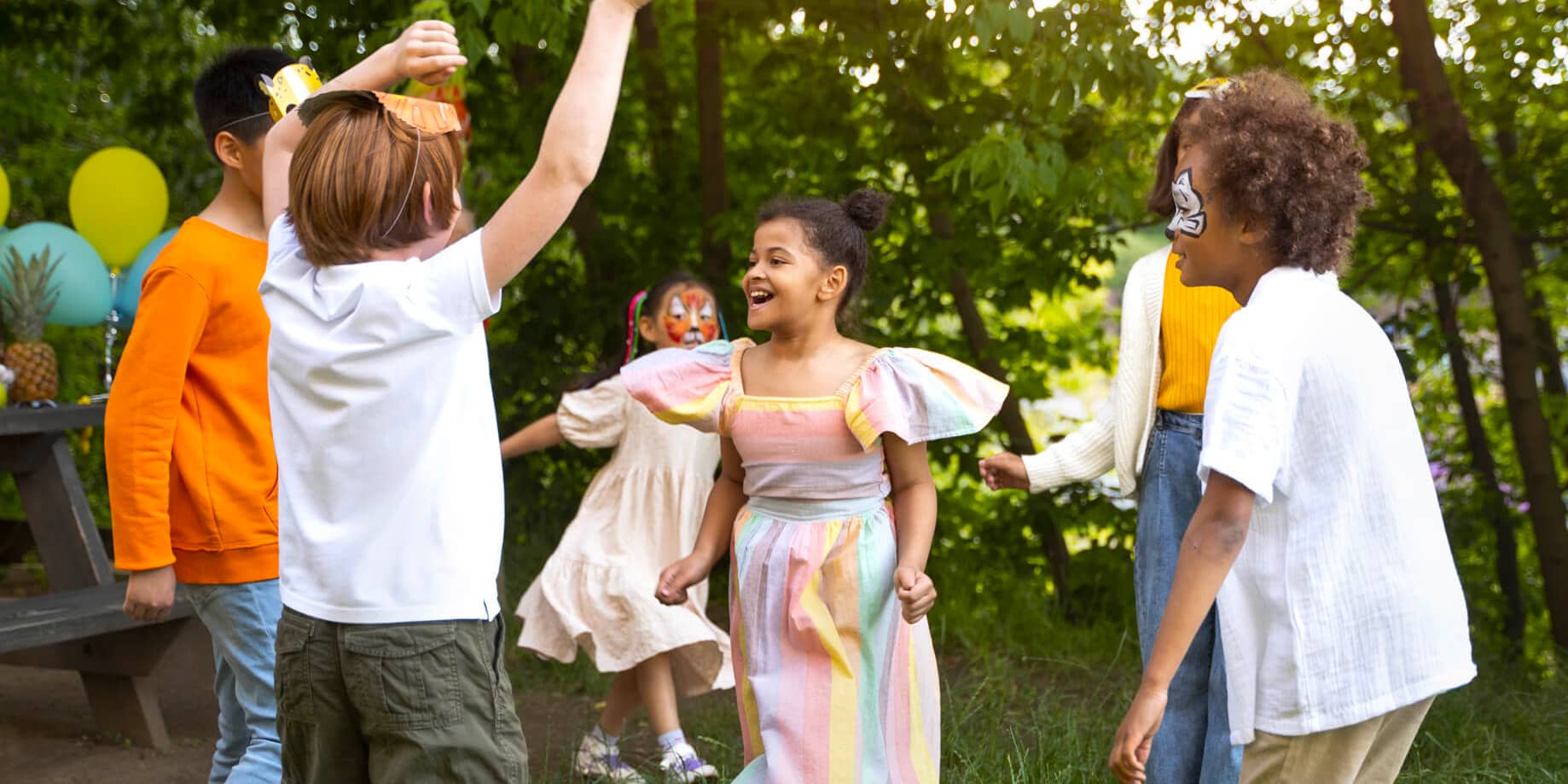 Bambini giocano al Fairy World di Civenna e Albavilla