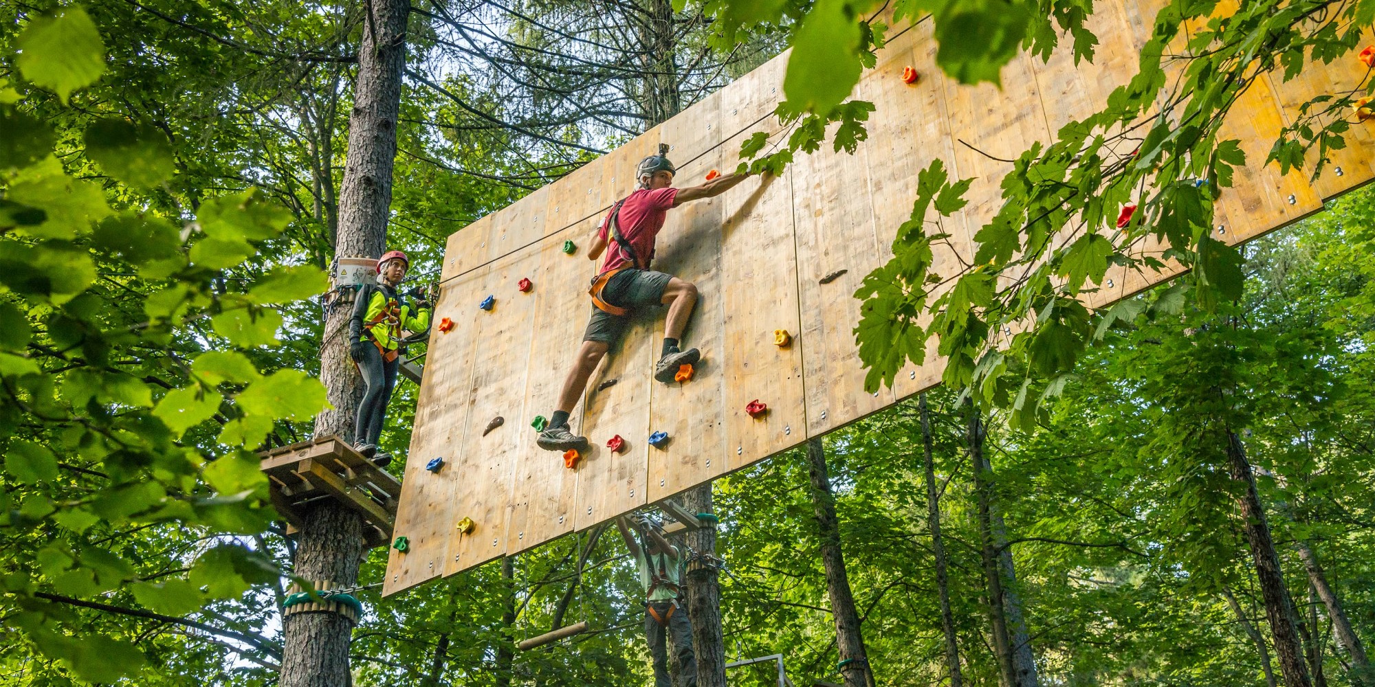 Passaggio tra gli alberi del parco avventura a Civenna