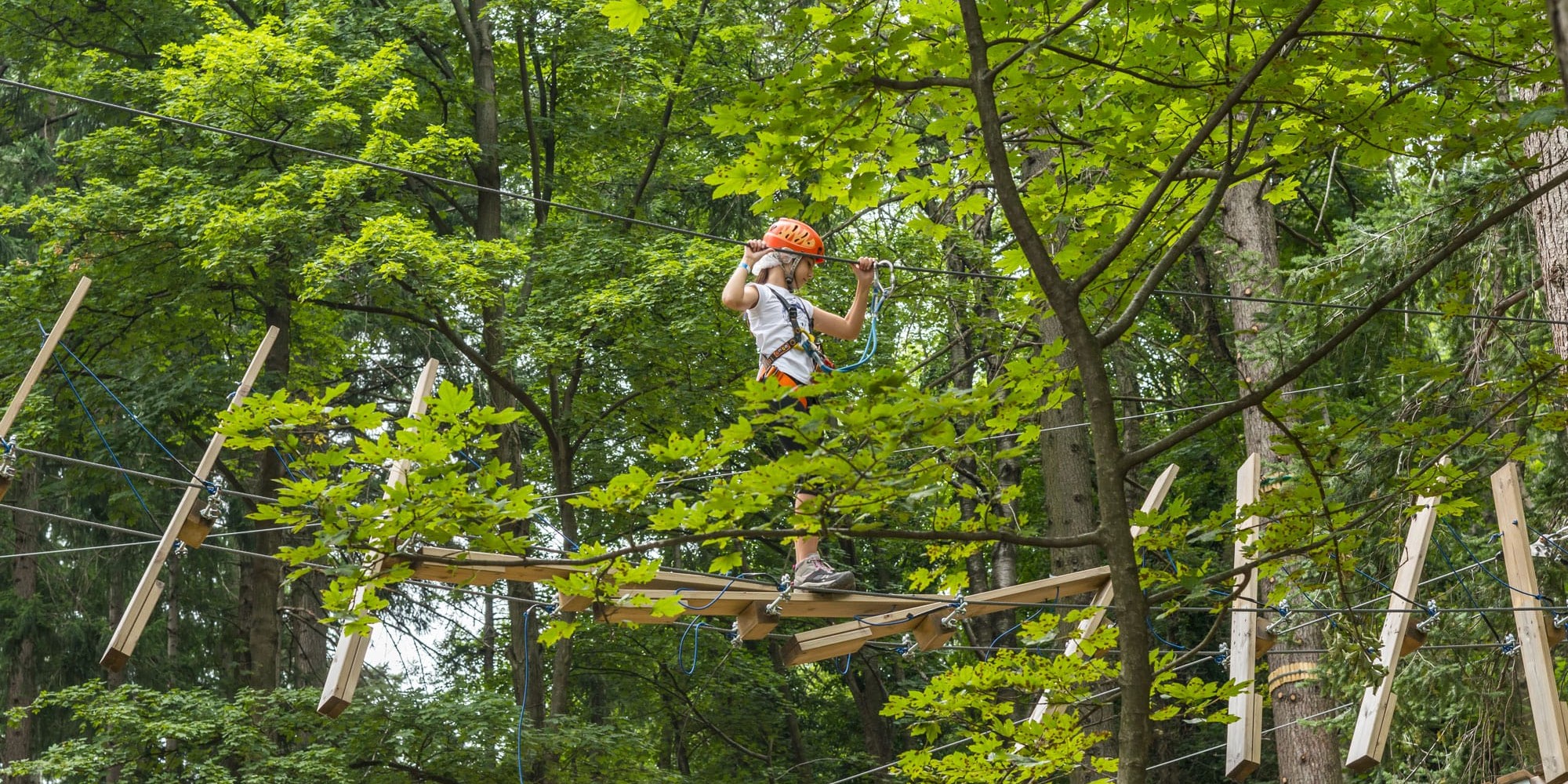 Bambina su percorso avventura ad assi da azionare al Jungle Raider Park di Albavilla