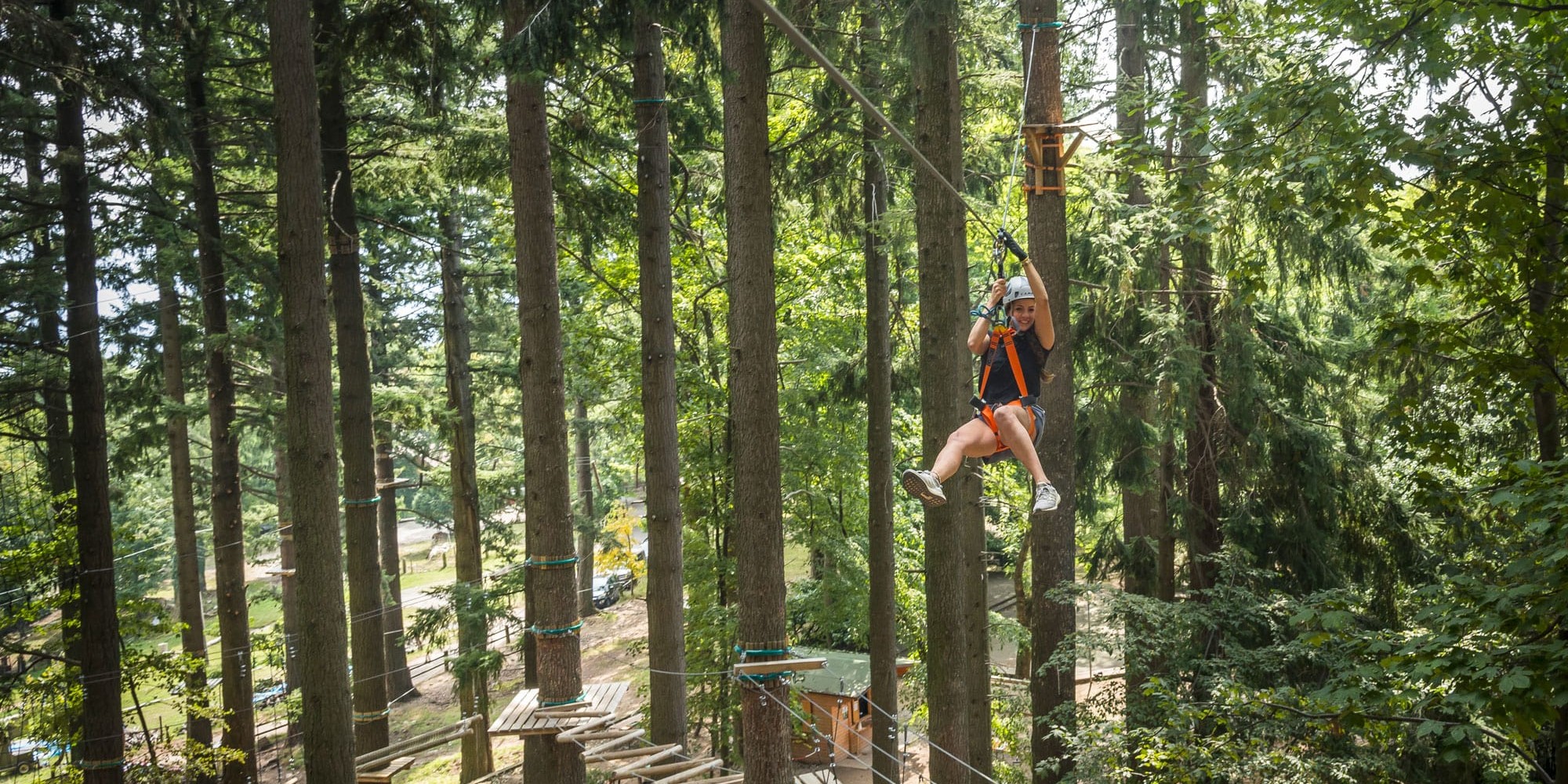 Ragazza si diverte sul percorso teleferiche al parco avventura di Albavilla