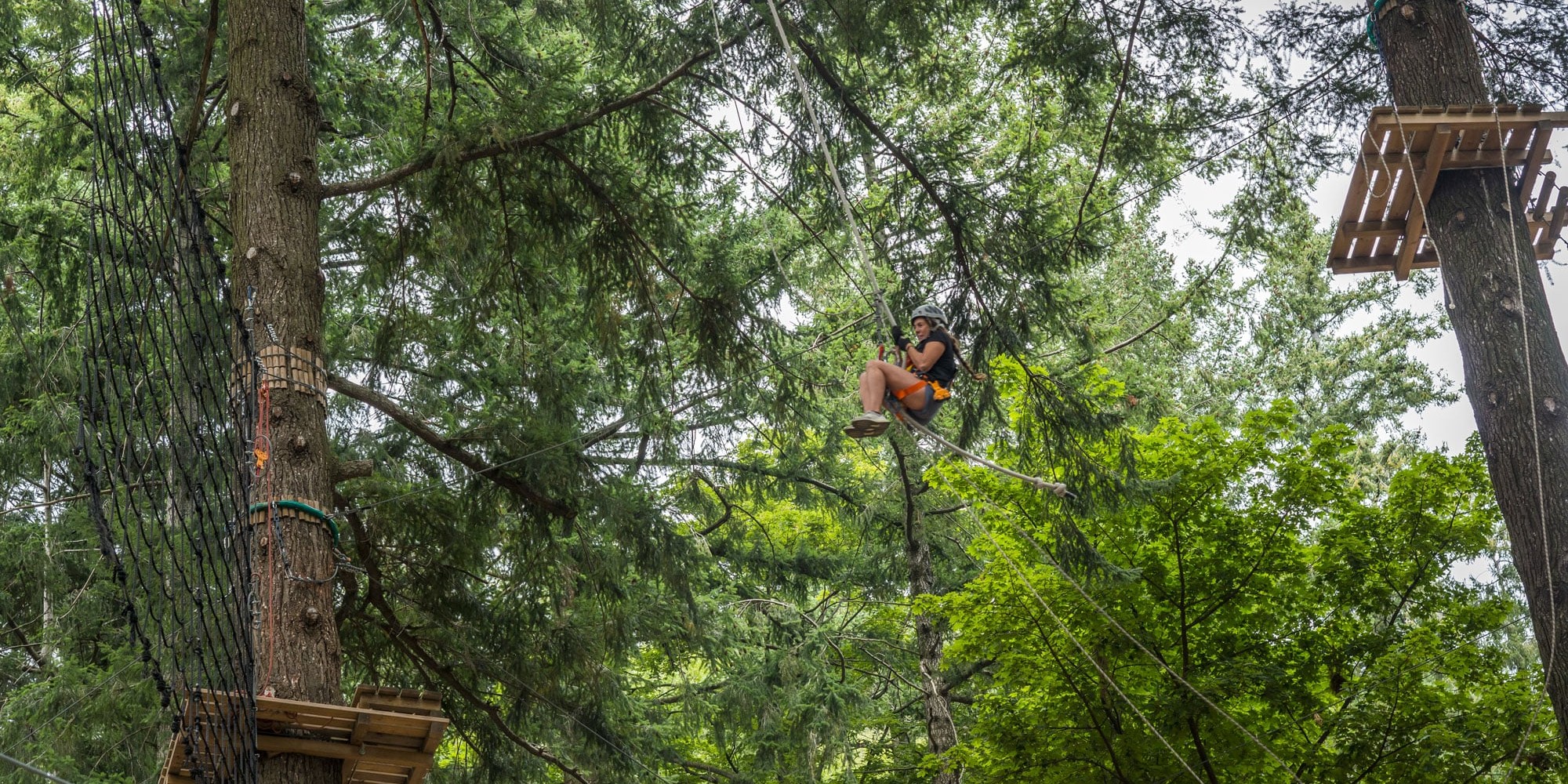 Ragazza esegue salto Tarzan al parco avventura di Albavilla